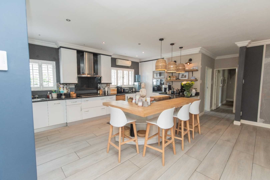 8 Bedroom Property for Sale in Summerstrand Eastern Cape